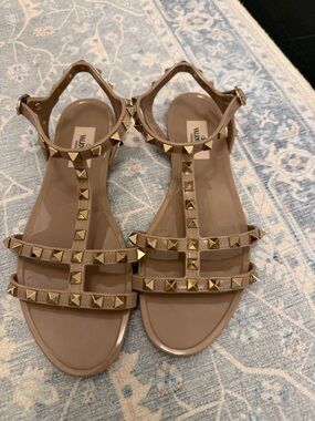 Valentino Garavani Nude Jelly Rockstud T-Strap Flat Sandals